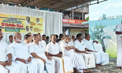 കേരള ഹോട്ടല്‍ ആന്റ് റെസ്റ്റോറന്റ് അസോസിയേഷന്‍ കുടുംബ സുരക്ഷാ പദ്ധതി വിതരണം ചെയ്തു