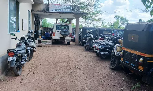 കുമ്പള എക്‌സൈസ് കെട്ടിടത്തില്‍ നിന്ന് തിരിയാന്‍ ഇടമില്ല; കേസുകളില്‍പെട്ട വാഹനങ്ങള്‍ നിറഞ്ഞത് തലവേദനയാകുന്നു