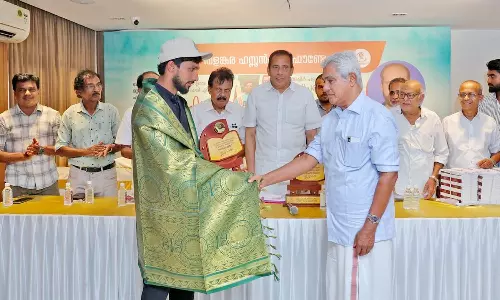 നിറഞ്ഞ സദസ് സാക്ഷി; അസ്ഹറുദ്ദീനും ശ്രീഹരി എസ്. നായര്‍ക്കും തളങ്കര ഹസ്സന്‍കുട്ടി ഫൗണ്ടേഷന്‍ അനുമോദനം