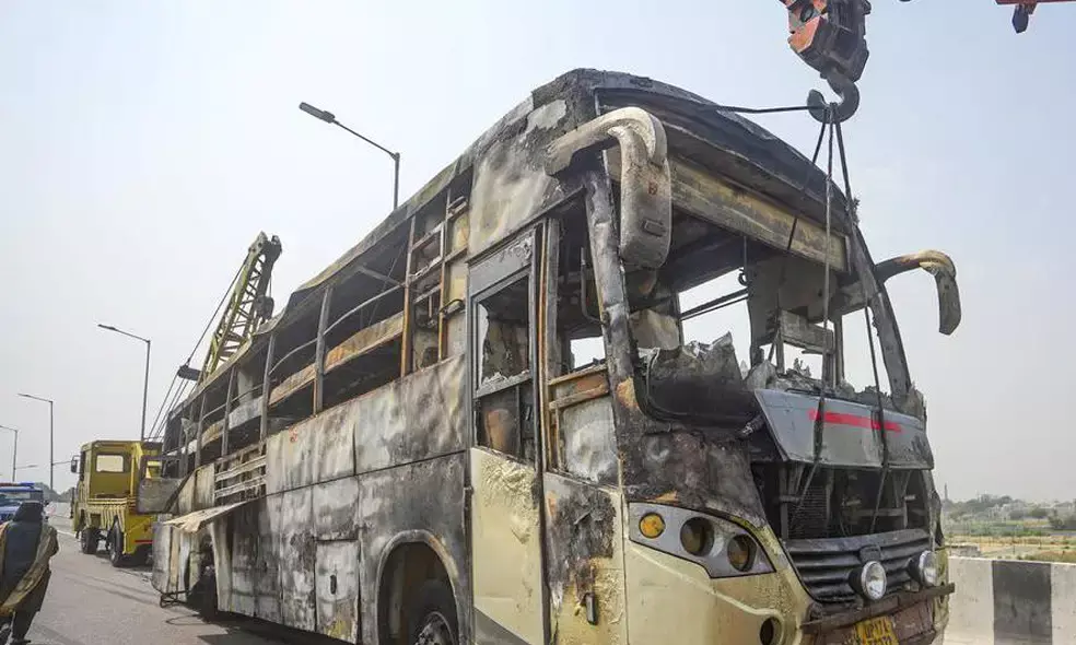 ഓടിക്കൊണ്ടിരുന്ന ബസിന് തീപിടിച്ചു; യു.പിയില്‍ കുട്ടികളടക്കം അഞ്ച് പേര്‍ക്ക് ദാരുണാന്ത്യം