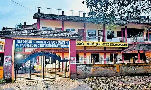 കെട്ടിട നികുതി അടയ്ക്കാനെത്തിയ  പ്രവാസിയോട് മധൂര്‍ പഞ്ചായത്ത് സെക്രട്ടറി തട്ടിക്കയറിയതായി പരാതി