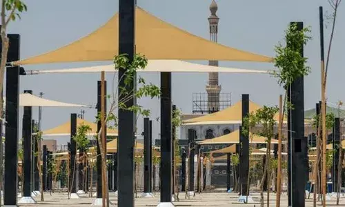 അറഫ മൈതാനിയില്‍ തണലൊരുങ്ങുന്നു; തീര്‍ത്ഥാടകര്‍ക്ക് വെയിലേല്‍ക്കില്ല