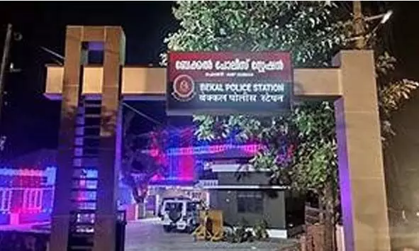 10 വയസുകാരി കളിക്കുന്നതിനിടെ സ്വര്ണ്ണമാല വീട്ടുമുറ്റത്ത് വീണു; മാലയുമായി 2 സ്ത്രീകള് സ്ഥലം വിട്ടു 10 വയസുകാരി കളിക്കുന്നതിനിടെ സ്വര്ണ്ണമാല വീട്ടുമുറ്റത്ത് വീണു; മാലയുമായി 2 സ്ത്രീകള് സ്ഥലം വിട്ടു
