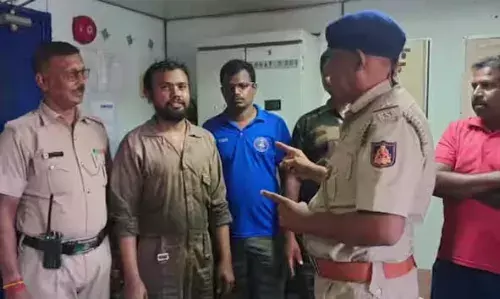 കാര്വാര് തുറമുഖത്ത് എത്തിയ പാക് പൗരനെ തിരിച്ചയച്ചു; മൊബൈല് ഫോണുകള് പിടിച്ചെടുത്തു കാര്വാര് തുറമുഖത്ത് എത്തിയ പാക് പൗരനെ തിരിച്ചയച്ചു; മൊബൈല് ഫോണുകള് പിടിച്ചെടുത്തു