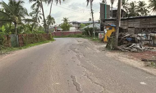 നീലേശ്വരം-കോട്ടപ്പുറം-പയ്യന്നൂര് തീരദേശ മെക്കാഡം റോഡില് പരക്കെ കുഴികള് നീലേശ്വരം-കോട്ടപ്പുറം-പയ്യന്നൂര് തീരദേശ മെക്കാഡം റോഡില് പരക്കെ കുഴികള്