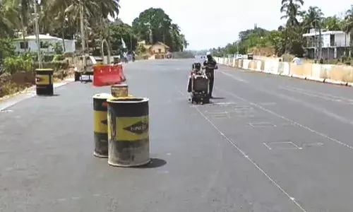 കുമ്പളയില് ടോള് ബൂത്തുമായി മുന്നോട്ട് പോവാന് നീക്കം; പ്രതിഷേധം കടുപ്പിക്കാന് സമരസമിതി; കളക്ടര് വിളിച്ച യോഗം 19ന് കുമ്പളയില് ടോള് ബൂത്തുമായി മുന്നോട്ട് പോവാന് നീക്കം; പ്രതിഷേധം കടുപ്പിക്കാന് സമരസമിതി; കളക്ടര് വിളിച്ച യോഗം 19ന്