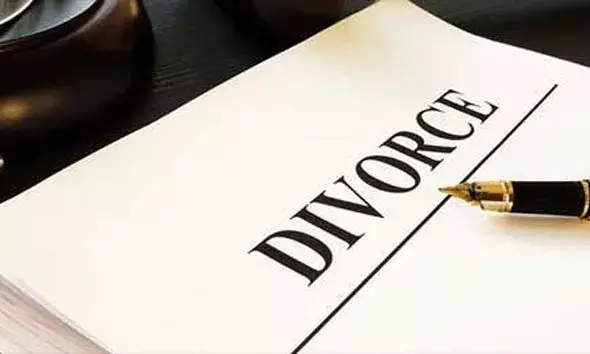സിനിമയെ വെല്ലുന്ന കഥ; ഭാര്യയുടെ രഹസ്യ വിവാഹം കണ്ടെത്തി;  വിവാഹമോചനം നേടി ടെക്കി യുവാവ്