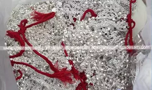 ബസില് കടത്തിയ 10 കിലോ വെള്ളി പെര്ളയില് പിടികൂടി; കര്ണ്ണാടക സ്വദേശി കസ്റ്റഡിയില് ബസില് കടത്തിയ 10 കിലോ വെള്ളി പെര്ളയില് പിടികൂടി; കര്ണ്ണാടക സ്വദേശി കസ്റ്റഡിയില്