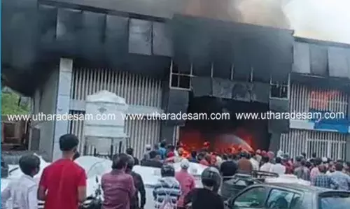 സീതാംഗോളി മുഖാരിക്കണ്ടത്ത് ഗോഡൗണില് വന് തീപിടുത്തം; കോടികളുടെ നഷ്ടം സീതാംഗോളി മുഖാരിക്കണ്ടത്ത് ഗോഡൗണില് വന് തീപിടുത്തം; കോടികളുടെ നഷ്ടം