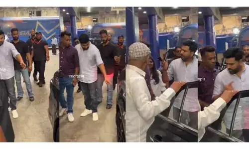 കാര് പുറകോട്ട് എടുക്കുമ്പോള് ഉരഞ്ഞതിന്റെ പേരില് സഹോദരനോട് കയര്ത്ത് രോഹിത് ശര്മ; വീഡിയോ വൈറല് കാര് പുറകോട്ട് എടുക്കുമ്പോള് ഉരഞ്ഞതിന്റെ പേരില് സഹോദരനോട് കയര്ത്ത് രോഹിത് ശര്മ; വീഡിയോ വൈറല്