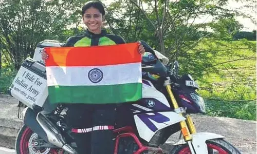 ബൈക്കില്‍ ഉലകം ചുറ്റി അമൃത...