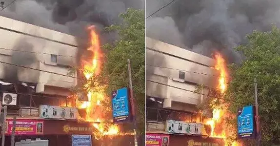 കോഴിക്കോട്ട് തുണിക്കടയിൽ വൻ തീപിടിത്തം; തീയണയ്ക്കാനുള്ള ശ്രമം തുടരുന്നു കോഴിക്കോട്ട് തുണിക്കടയിൽ വൻ തീപിടിത്തം; തീയണയ്ക്കാനുള്ള ശ്രമം തുടരുന്നു