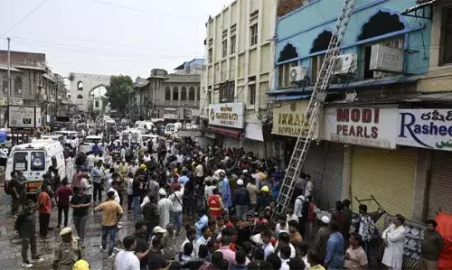 ചാര്മിനാറിനടുത്തുള്ള കെട്ടിടത്തില് വന് തീപിടിത്തം; 17 പേര് മരിച്ചു; നിരവധി പേര്ക്ക് പരിക്ക് ചാര്മിനാറിനടുത്തുള്ള കെട്ടിടത്തില് വന് തീപിടിത്തം; 17 പേര് മരിച്ചു; നിരവധി പേര്ക്ക് പരിക്ക്