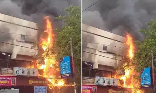 കോഴിക്കോട്ട് തുണിക്കടയിൽ വൻ തീപിടിത്തം; തീയണയ്ക്കാനുള്ള ശ്രമം തുടരുന്നു കോഴിക്കോട്ട് തുണിക്കടയിൽ വൻ തീപിടിത്തം; തീയണയ്ക്കാനുള്ള ശ്രമം തുടരുന്നു