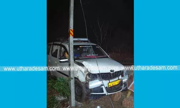 കുമ്പള നായ് ക്കാപ്പില്‍ കാറിടിച്ച് രണ്ട് വൈദ്യുതി തൂണുകള്‍ തകര്‍ന്നു