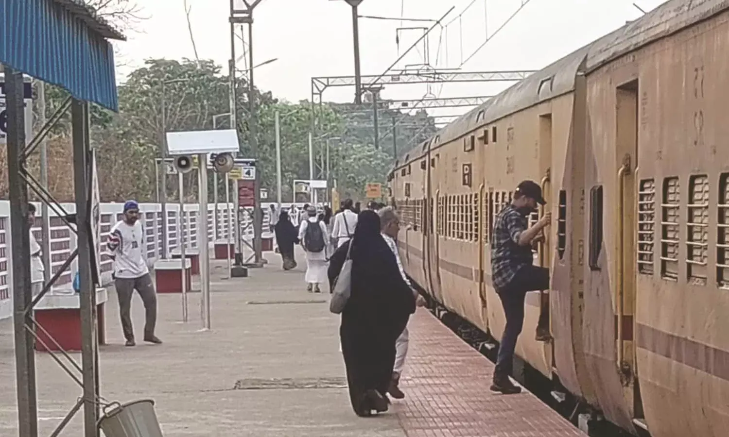 കുമ്പള റെയില്‍വെ സ്റ്റേഷന്‍; അവഗണന കുന്നോളം..