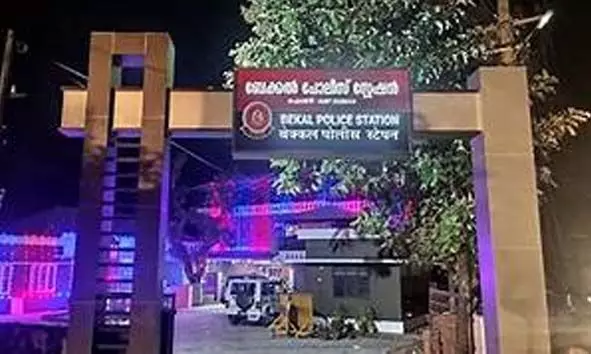 ബട്ടത്തൂരിലെ ചൂതാട്ട കേന്ദ്രത്തില് പൊലീസ് റെയ്ഡ്; 5 പേര് അറസ്റ്റില് ബട്ടത്തൂരിലെ ചൂതാട്ട കേന്ദ്രത്തില് പൊലീസ് റെയ്ഡ്; 5 പേര് അറസ്റ്റില്