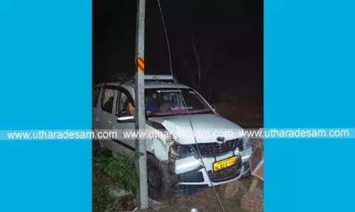 കുമ്പള നായ് ക്കാപ്പില് കാറിടിച്ച് രണ്ട് വൈദ്യുതി തൂണുകള് തകര്ന്നു കുമ്പള നായ് ക്കാപ്പില് കാറിടിച്ച് രണ്ട് വൈദ്യുതി തൂണുകള് തകര്ന്നു