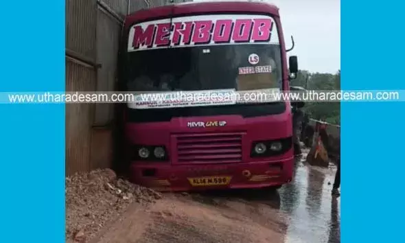 കനത്ത മഴ: പെരിയ കേന്ദ്ര സര്‍വകലാശാലക്ക് സമീപം സര്‍വീസ് റോഡിലെ മണ്ണില്‍ സ്വകാര്യ ബസ് താഴ്ന്നു