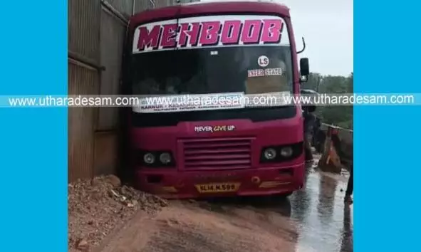 കനത്ത മഴ: പെരിയ കേന്ദ്ര സര്വകലാശാലക്ക് സമീപം സര്വീസ് റോഡിലെ മണ്ണില് സ്വകാര്യ ബസ് താഴ്ന്നു കനത്ത മഴ: പെരിയ കേന്ദ്ര സര്വകലാശാലക്ക് സമീപം സര്വീസ് റോഡിലെ മണ്ണില് സ്വകാര്യ ബസ് താഴ്ന്നു