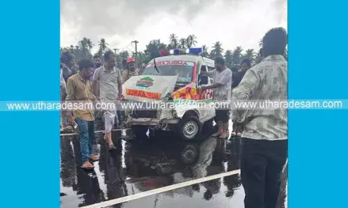 ഉപ്പളയില് കാര് ഇടിച്ച് ആംബുലന്സ് മറിഞ്ഞ് റോഡിലേക്ക് തെറിച്ചുവീണ കണ്ണൂര് സ്വദേശിനി മരിച്ചു ഉപ്പളയില് കാര് ഇടിച്ച് ആംബുലന്സ് മറിഞ്ഞ് റോഡിലേക്ക് തെറിച്ചുവീണ കണ്ണൂര് സ്വദേശിനി മരിച്ചു