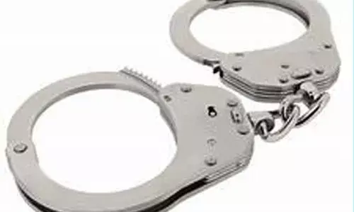 എക് സൈസിനെ വെട്ടിച്ച് രക്ഷപ്പെട്ട മയക്കുമരുന്ന് കേസിലെ പ്രതി രണ്ടാം ഭാര്യയുടെ വീട്ടില് എം.ഡി.എം.എയുമായി പൊലീസ് പിടിയില് എക് സൈസിനെ വെട്ടിച്ച് രക്ഷപ്പെട്ട മയക്കുമരുന്ന് കേസിലെ പ്രതി രണ്ടാം ഭാര്യയുടെ വീട്ടില് എം.ഡി.എം.എയുമായി പൊലീസ് പിടിയില്