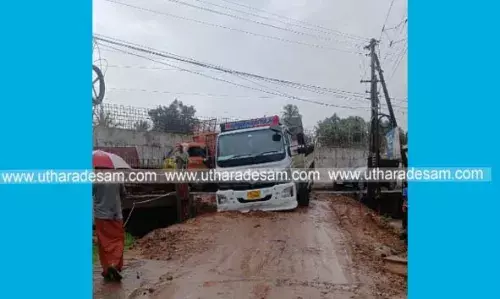 കനത്ത മഴ: മന്ദംപുറം റോഡില് ലോറി ചെളിയില് താണു കനത്ത മഴ: മന്ദംപുറം റോഡില് ലോറി ചെളിയില് താണു