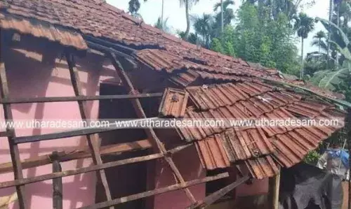 കനത്ത മഴയില് കരിന്തളം വരഞ്ഞൂറില് വീട് തകര്ന്നു; വയോധികനായ പിതാവും മകനും അത്ഭുതകരമായി രക്ഷപ്പെട്ടു കനത്ത മഴയില് കരിന്തളം വരഞ്ഞൂറില് വീട് തകര്ന്നു; വയോധികനായ പിതാവും മകനും അത്ഭുതകരമായി രക്ഷപ്പെട്ടു