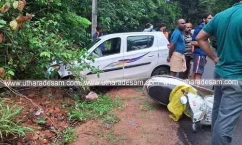 മദ്യലഹരിയില് പെട്രോള് അടിച്ച് പണം നല്കാതെ മുങ്ങി; യുവാക്കളുടെ കാര് നിയന്ത്രണം വിട്ടു; സ്കൂട്ടര് യാത്രികന് പരിക്ക് മദ്യലഹരിയില് പെട്രോള് അടിച്ച് പണം നല്കാതെ മുങ്ങി; യുവാക്കളുടെ കാര് നിയന്ത്രണം വിട്ടു; സ്കൂട്ടര് യാത്രികന് പരിക്ക്