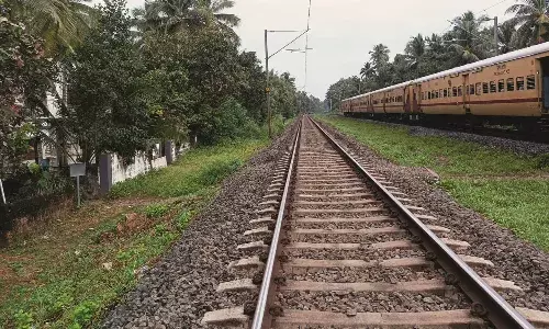 റെയില്പാതാ വശങ്ങളില് സുരക്ഷാവേലി; വഴി മുടങ്ങുമെന്ന ആശങ്കയില് നാട്ടുകാര് റെയില്പാതാ വശങ്ങളില് സുരക്ഷാവേലി; വഴി മുടങ്ങുമെന്ന ആശങ്കയില് നാട്ടുകാര്