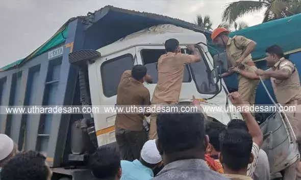 നിര്‍ത്തിയിട്ട ടോറസ് ലോറിയില്‍ മറ്റൊരു ടോറസ് ഇടിച്ചു; കുടുങ്ങിയ ഡ്രൈവറെ പുറത്തെടുത്തത് മണിക്കൂറുകള്‍ക്ക് ശേഷം