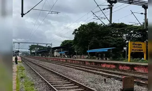 നീലേശ്വരം റെയില്‍വെ സ്റ്റേഷനില്‍ യുവാവ് ട്രെയിനിന് മുന്നില്‍ ചാടി; ഗുരുതരാവസ്ഥയില്‍ ആസ്പത്രിയില്‍