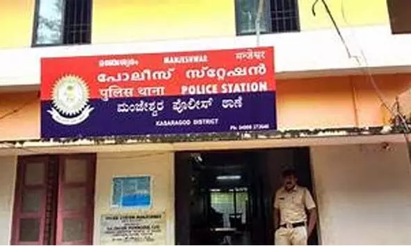 പണമിടപാടിനെ ചൊല്ലി തര്ക്കം; വോര്ക്കാടിയില് കൊല്ലം സ്വദേശിയെ തലക്ക് കത്തികൊണ്ടിടിച്ച് പരിക്കേല്പ്പിച്ച കേസില് പ്രതി കീഴടങ്ങി പണമിടപാടിനെ ചൊല്ലി തര്ക്കം; വോര്ക്കാടിയില് കൊല്ലം സ്വദേശിയെ തലക്ക് കത്തികൊണ്ടിടിച്ച് പരിക്കേല്പ്പിച്ച കേസില് പ്രതി കീഴടങ്ങി