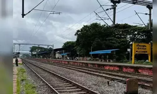 നീലേശ്വരം റെയില് വേ ട്രാക്ക് നിര്മാണം പുരോഗമിക്കുന്നു; കണ്ണൂരില് നിന്ന് ട്രെയിനുകള് നീട്ടണമെന്ന് ആവശ്യം നീലേശ്വരം റെയില് വേ ട്രാക്ക് നിര്മാണം പുരോഗമിക്കുന്നു; കണ്ണൂരില് നിന്ന് ട്രെയിനുകള് നീട്ടണമെന്ന് ആവശ്യം