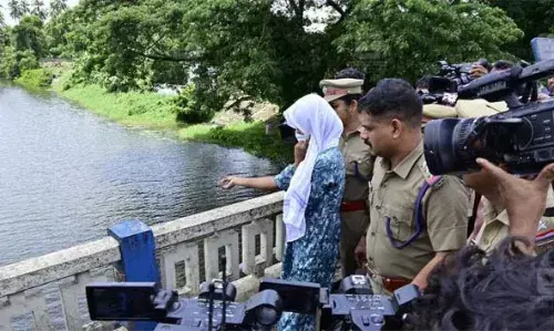 മൂന്നര വയസ്സുകാരിയെ പുഴയില്‍ എറിഞ്ഞ് കൊലപ്പെടുത്തിയ കേസ്;അമ്മയെ മൂഴുക്കുളം പാലത്തില്‍ എത്തിച്ച് തെളിവെടുപ്പ് നടത്തി