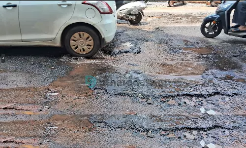 കാസര്‍കോട് താലൂക്ക് ഓഫീസിന് സമീപം  പൈപ്പ് പൊട്ടി ജലം പാഴാവുന്നു