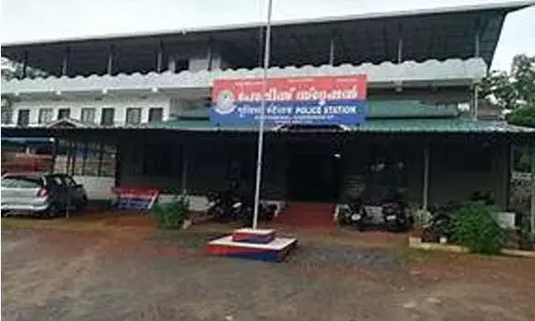 ചെമ്മനാട്ട് പട്രോളിങ്ങ് നടത്തുകയായിരുന്ന പിങ്ക് പൊലീസിന്റെ വാഹനത്തിന് പിറകില്‍ കാറിടിച്ചു
