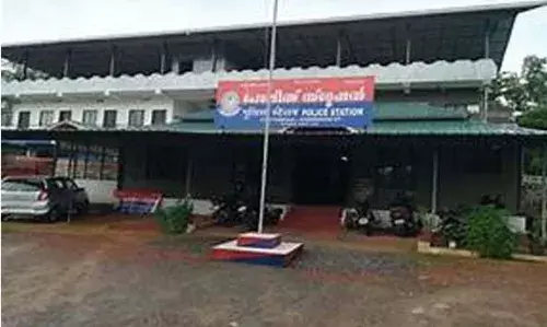 ചെമ്മനാട്ട് പട്രോളിങ്ങ് നടത്തുകയായിരുന്ന പിങ്ക് പൊലീസിന്റെ വാഹനത്തിന് പിറകില് കാറിടിച്ചു ചെമ്മനാട്ട് പട്രോളിങ്ങ് നടത്തുകയായിരുന്ന പിങ്ക് പൊലീസിന്റെ വാഹനത്തിന് പിറകില് കാറിടിച്ചു