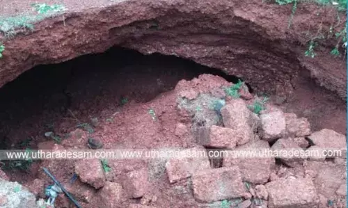 ശക്തമായ മഴയില് റോഡില് തുരങ്കം രൂപപ്പെട്ടു; പരിസരവാസികള് ഭീതിയില് ശക്തമായ മഴയില് റോഡില് തുരങ്കം രൂപപ്പെട്ടു; പരിസരവാസികള് ഭീതിയില്