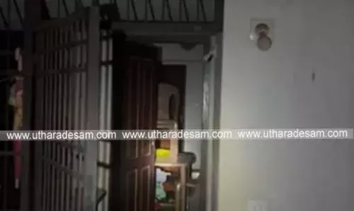 മൊഗ്രാല് പുത്തൂരില് ഗള്ഫുകാരന്റെ വീട് കുത്തിത്തുറന്ന് സ്വര്ണാഭരണവും ലാപ് ടോപ്പും കവര്ന്നു; സി.സി.ടി.വി കേടുവരുത്തിയ നിലയില് മൊഗ്രാല് പുത്തൂരില് ഗള്ഫുകാരന്റെ വീട് കുത്തിത്തുറന്ന് സ്വര്ണാഭരണവും ലാപ് ടോപ്പും കവര്ന്നു; സി.സി.ടി.വി കേടുവരുത്തിയ നിലയില്