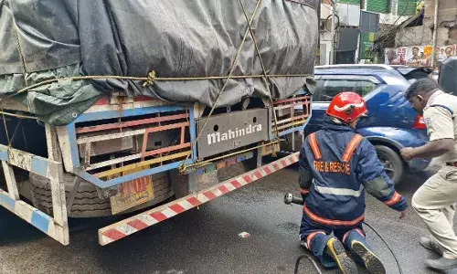 നാഷണൽ പെർമിറ്റ് ലോറിയുടെ ടയറിന് തീ പിടിച്ചു