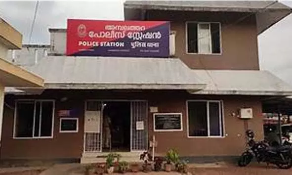 വീട്ടിലെ കിടപ്പുമുറിയില് സൂക്ഷിച്ച 2 പവന്റെ സ്വര്ണമാല കവര്ന്നതായി പരാതി: പ്രതിയെക്കുറിച്ച് സൂചന വീട്ടിലെ കിടപ്പുമുറിയില് സൂക്ഷിച്ച 2 പവന്റെ സ്വര്ണമാല കവര്ന്നതായി പരാതി: പ്രതിയെക്കുറിച്ച് സൂചന