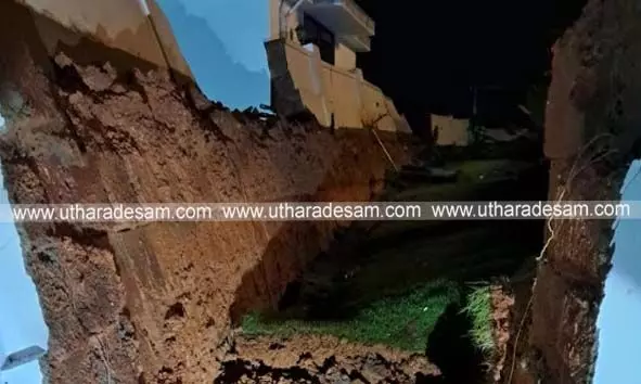 കുന്നിടിഞ്ഞ് വീടിന് പിറകുവശത്തേക്ക് വീണു; കുടുംബത്തെ മാറ്റി പാര്പ്പിച്ചു കുന്നിടിഞ്ഞ് വീടിന് പിറകുവശത്തേക്ക് വീണു; കുടുംബത്തെ മാറ്റി പാര്പ്പിച്ചു