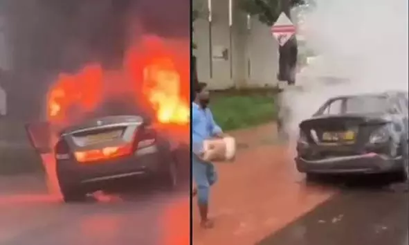 കൈകമ്പയ്ക്ക് സമീപം ഓടുന്നതിനിടെ കാര് കത്തിനശിച്ചു; യാത്രക്കാര് പരിക്കേല്ക്കാതെ രക്ഷപ്പെട്ടു കൈകമ്പയ്ക്ക് സമീപം ഓടുന്നതിനിടെ കാര് കത്തിനശിച്ചു; യാത്രക്കാര് പരിക്കേല്ക്കാതെ രക്ഷപ്പെട്ടു
