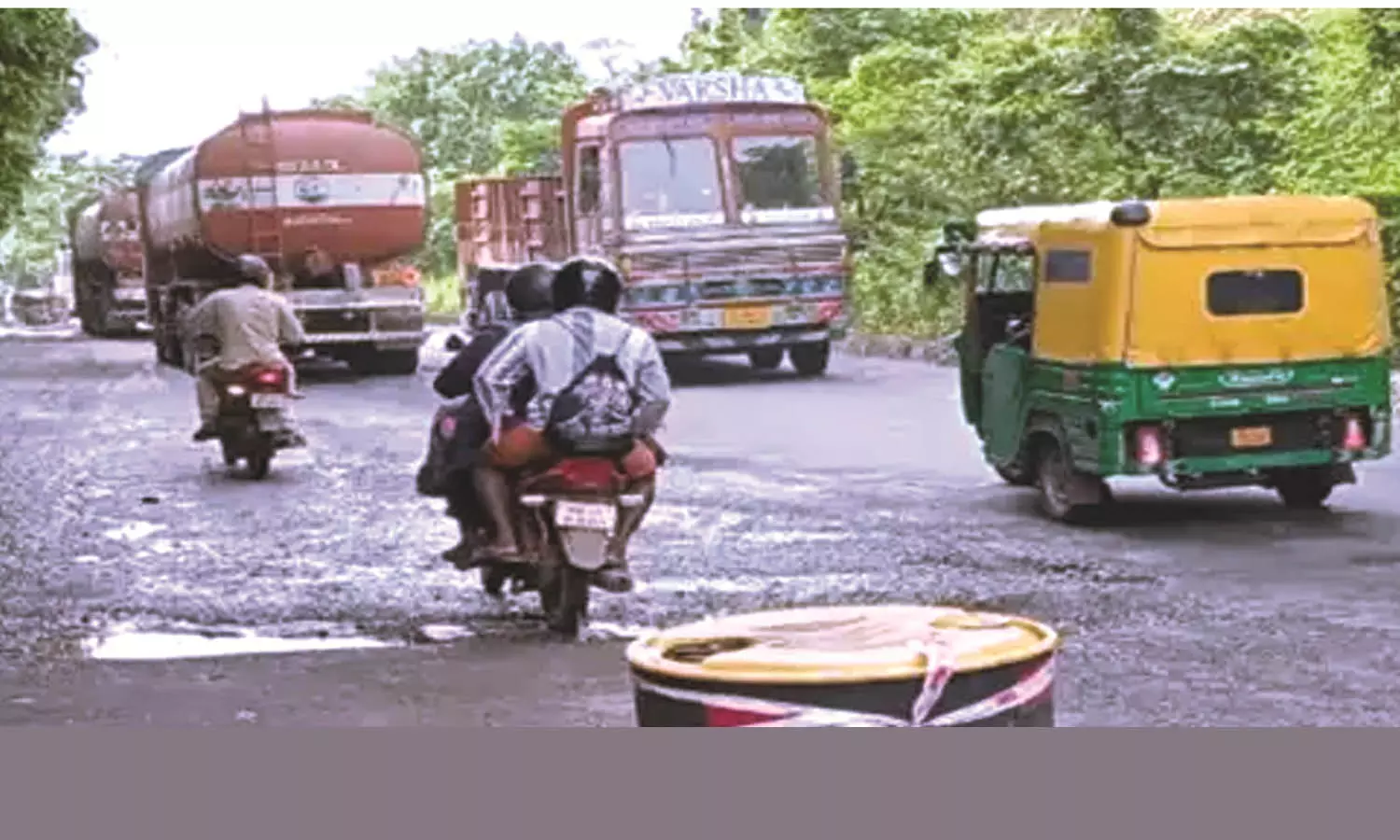 ഈ നാടിന്റെ ദുരിതം ശ്രദ്ധിക്കാന് ആരുമില്ലേ...? ഈ നാടിന്റെ ദുരിതം ശ്രദ്ധിക്കാന് ആരുമില്ലേ...?