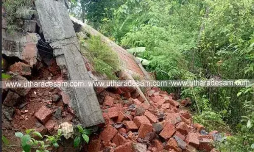 കനത്ത മഴ: ബദിയടുക്ക വളമലയില് വീടിന് സമീപത്തെ ചുറ്റുമതിലിടിഞ്ഞു കനത്ത മഴ: ബദിയടുക്ക വളമലയില് വീടിന് സമീപത്തെ ചുറ്റുമതിലിടിഞ്ഞു