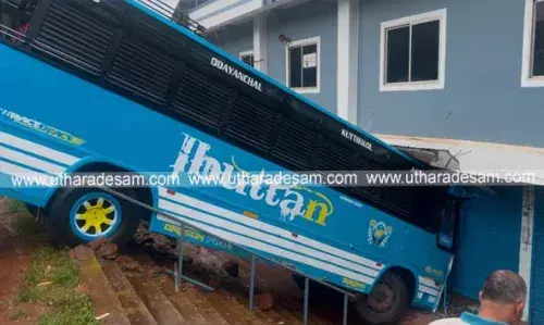 ബസിന്റെ മുന് ഭാഗത്ത് നിന്നും പുക ഉയര്ന്നു; പരിശോധിക്കുന്നതിനിടെ വാഹനം നീങ്ങി കെട്ടിടത്തിലേക്ക് ഇടിച്ചു കയറി ബസിന്റെ മുന് ഭാഗത്ത് നിന്നും പുക ഉയര്ന്നു; പരിശോധിക്കുന്നതിനിടെ വാഹനം നീങ്ങി കെട്ടിടത്തിലേക്ക് ഇടിച്ചു കയറി