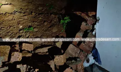 ചിത്താരി മുക്കൂടില്‍ വീടിന് മുകളിലേക്ക് മതില്‍ ഇടിഞ്ഞുവീണു; കുടുംബം അത്ഭുതകരമായി രക്ഷപ്പെട്ടു