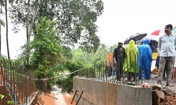 റോഡ്, പാലം പദ്ധതി സമയബന്ധിതമായി പൂര്‍ത്തിയാക്കണം; ഉദ്യോഗസ്ഥരുടെ അലംഭാവത്തിനെതിരെ ഗ്രാമവാസികള്‍
