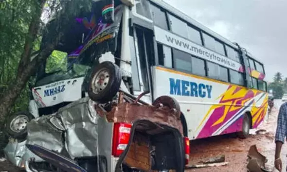 പുത്തൂരില്‍ കാറും സ്വകാര്യ ബസും കൂട്ടിയിടിച്ച് കാര്‍ യാത്രക്കാരായ 3 പേര്‍ക്ക് ഗുരുതരം; അപകടം നടന്നത് ശ്രാദ്ധ ചടങ്ങില്‍ പങ്കെടുക്കാന്‍ പോകുന്നതിനിടെ